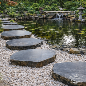 pas japonais basalt dans jardin
