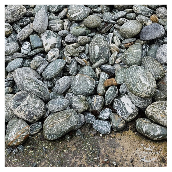 Gros galets roulés Anatolia 100/300 mm détail texture veinée verte et blanche