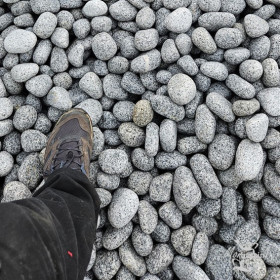 Galets Pepper basalte 60/100 mm comparaison taille pied rendu au sol MonBassin