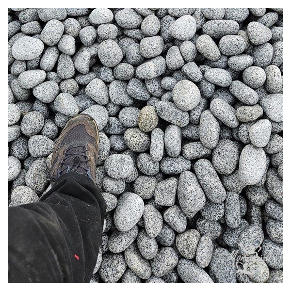 Galets Pepper basalte 60/100 mm comparaison taille pied rendu au sol MonBassin