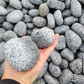 Galet Pepper basalte 60/100 mm dans la main grain poivre et sel gros plan MonBassin
