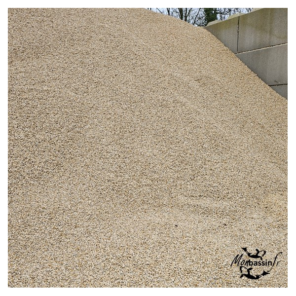 Gravier Versailles calcaire 6/10 mm vue stock en vrac teinte beige dorée MonBassin