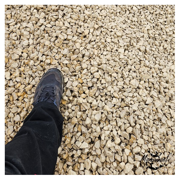 Gravier Versailles 10/20 mm étalé comparaison taille pied rendu au sol MonBassin