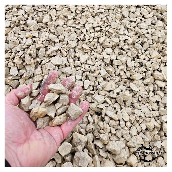 Gravier Versailles calcaire 10/20 mm gros plan texture concassée beige crème MonBassin