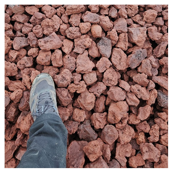 Lave rouge volcanique 50/80 mm comparaison taille pied rendu au sol MonBassin