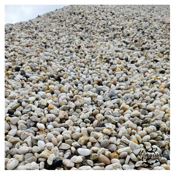 Galets Saxon Quartz 12/16 mm vue stock en vrac teintes blanches et crème MonBassin
