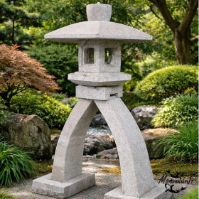 Lanterne Osaga 100 cm granit en situation bord de bassin jardin japonais MonBassin