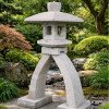 Lanterne Osaga 100 cm granit en situation bord de bassin jardin japonais MonBassin