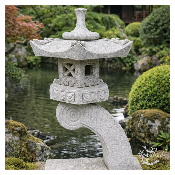 Lanterne Rankei 90 cm granit en situation bord de bassin jardin japonais reflet eau MonBassin