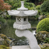 Lanterne Rankei 90 cm granit en situation bord de bassin jardin japonais reflet eau MonBassin