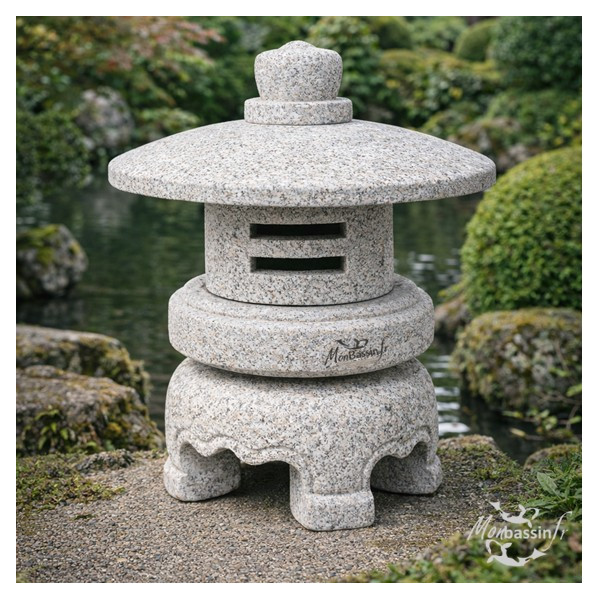 Lanterne Sakura 40 cm granit en situation bord de bassin jardin japonais MonBassin