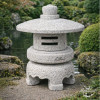 Lanterne Sakura 40 cm granit en situation bord de bassin jardin japonais MonBassin