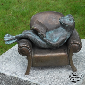 Statue Grenouille Lisant Fauteuil Bronze | MonBassin.fr