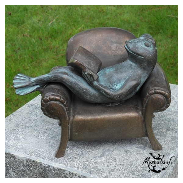 Statue Grenouille Lisant Fauteuil Bronze | MonBassin.fr
