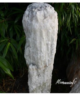 zoom beau menhir belle pierre decorative blanche quartz exterieur