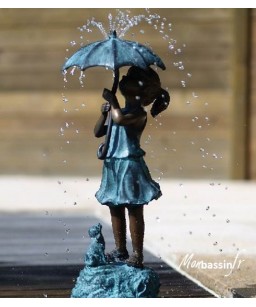 fille-parapluie-jeu eau - jet eau - bassin
