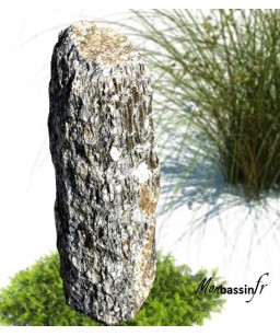 zoom recule - menhir - monolith - pierre - deco jardin - bassin