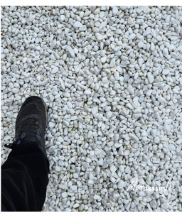 zoom marche à pieds sur-galet marbre blanc