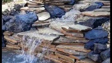 Une cascade avec les pierre plate Népal