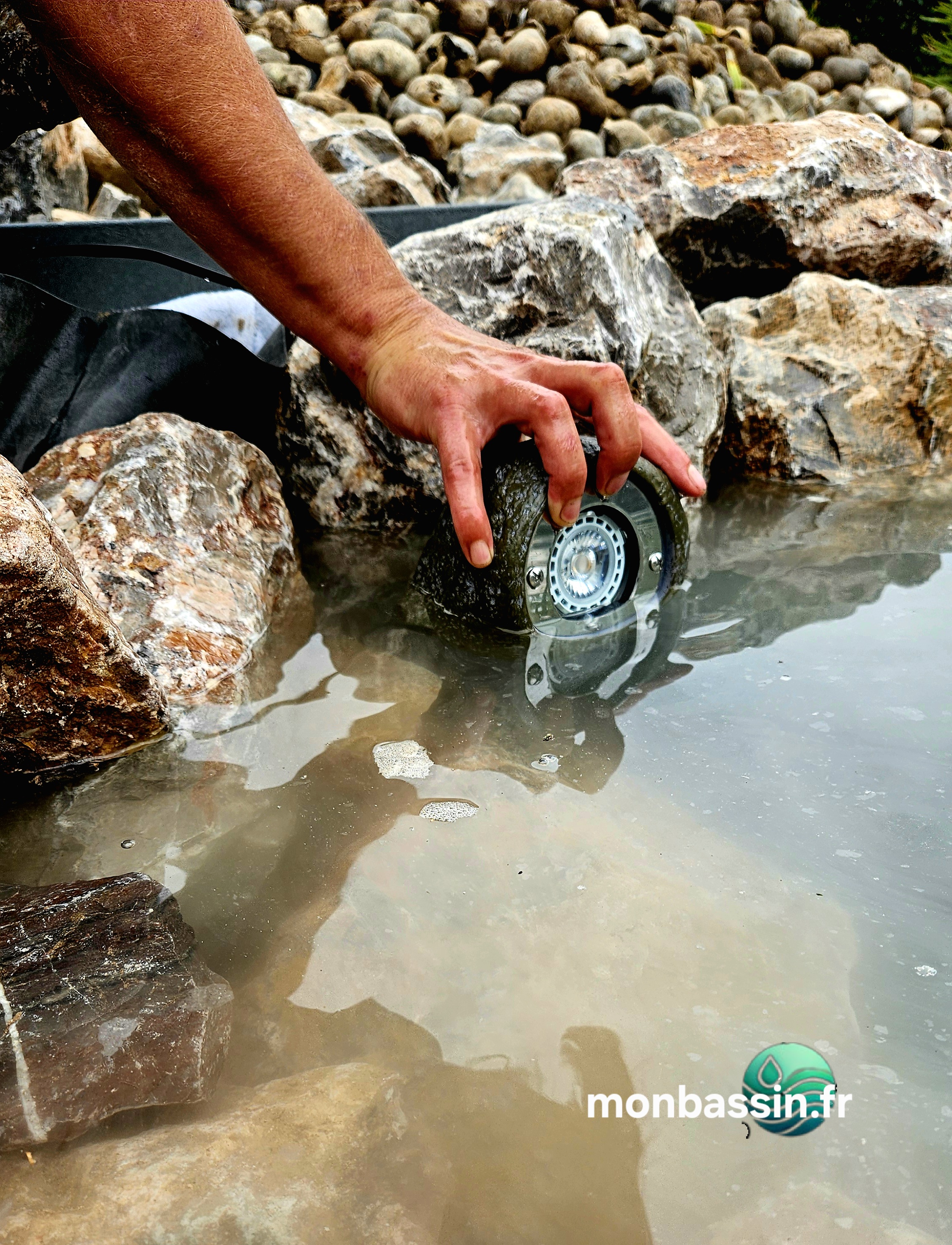 Pose spots LED subaquatiques 12V dans bassin de jardin