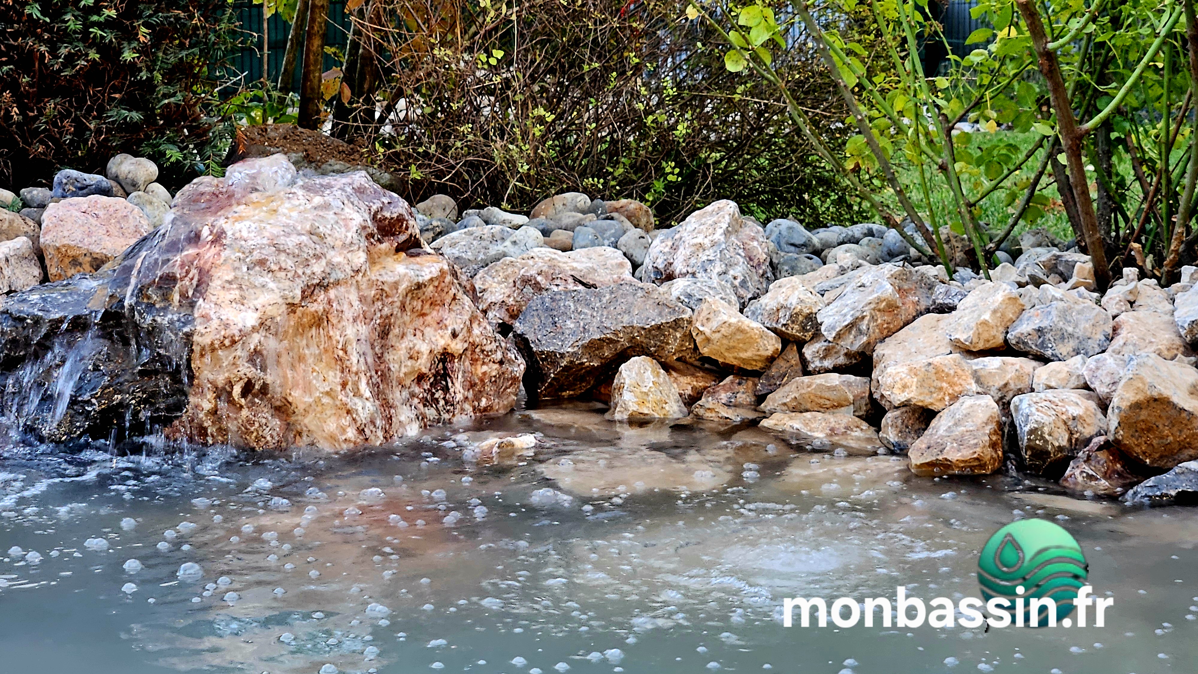 Pierre percée fontaine granit circulation eau bassin