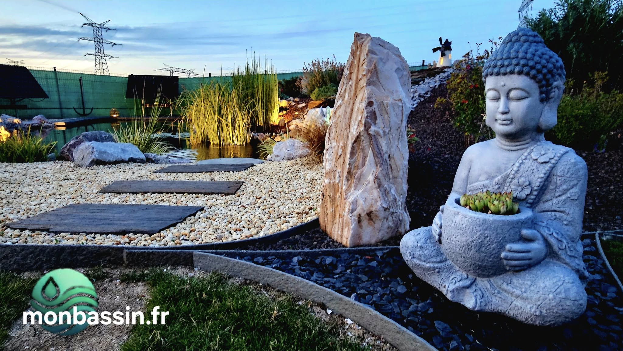 Espace détente autour d'un bassin de jardin