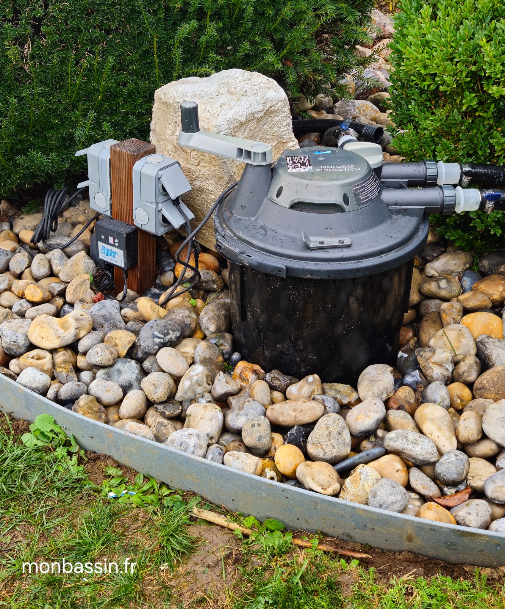 Filtration de bassin bien dimensionnée installée par MonBassin.fr